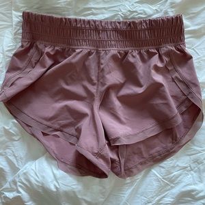 Lululemon 🍋🍋Mauve perfect condition size 4 high rise shorts